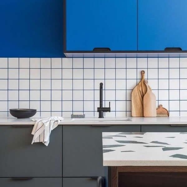 Cozinha em palheta azul com rejunte colorido e revestimento quadrado com zoom para destacar a peça