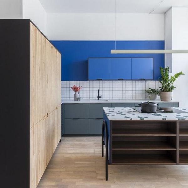 Cozinha em palheta azul com rejunte colorido e revestimento quadrado
